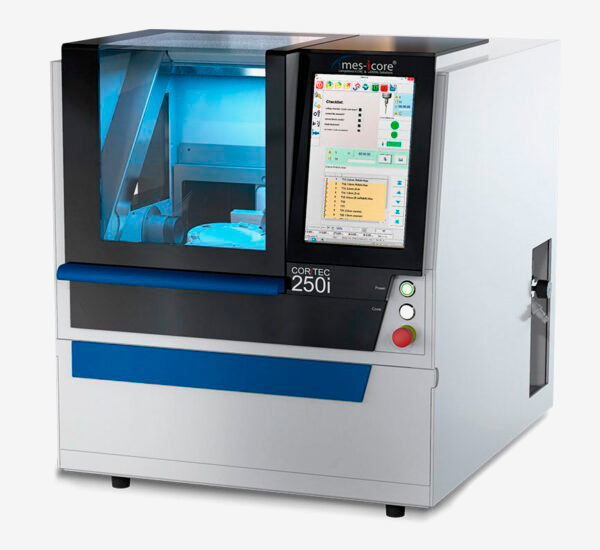 Fresadora dental imes-icore CORiTEC 250i de color blanco y azul, con pantalla táctil integrada que muestra el software de control y cámara de fresado iluminada.